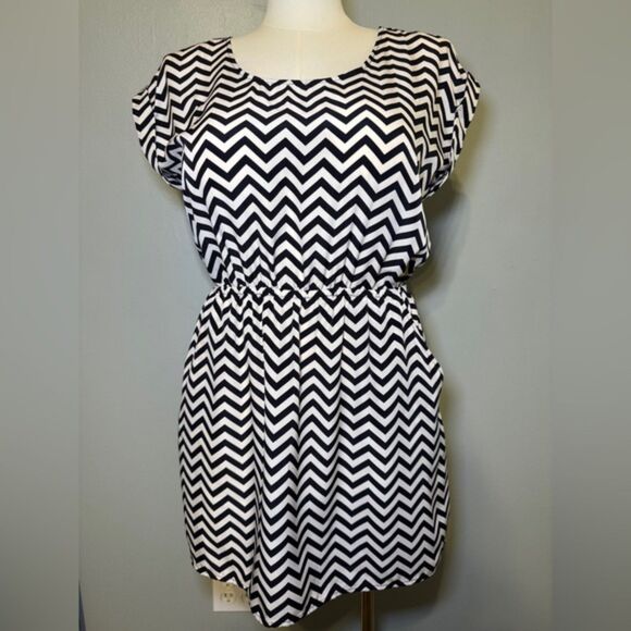 Candie’s Woman’s Cut Out‎ Back Chevron Sheath Dress Size Large with Pockets! - Picture 1 of 12